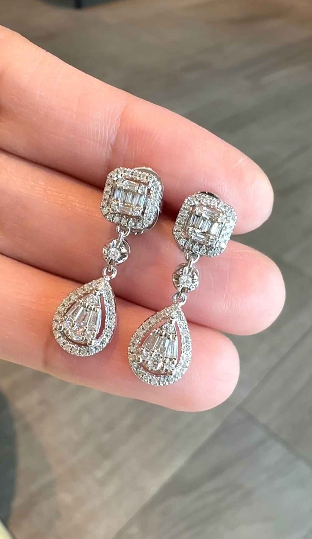 COLLEEN Dangling Earrings