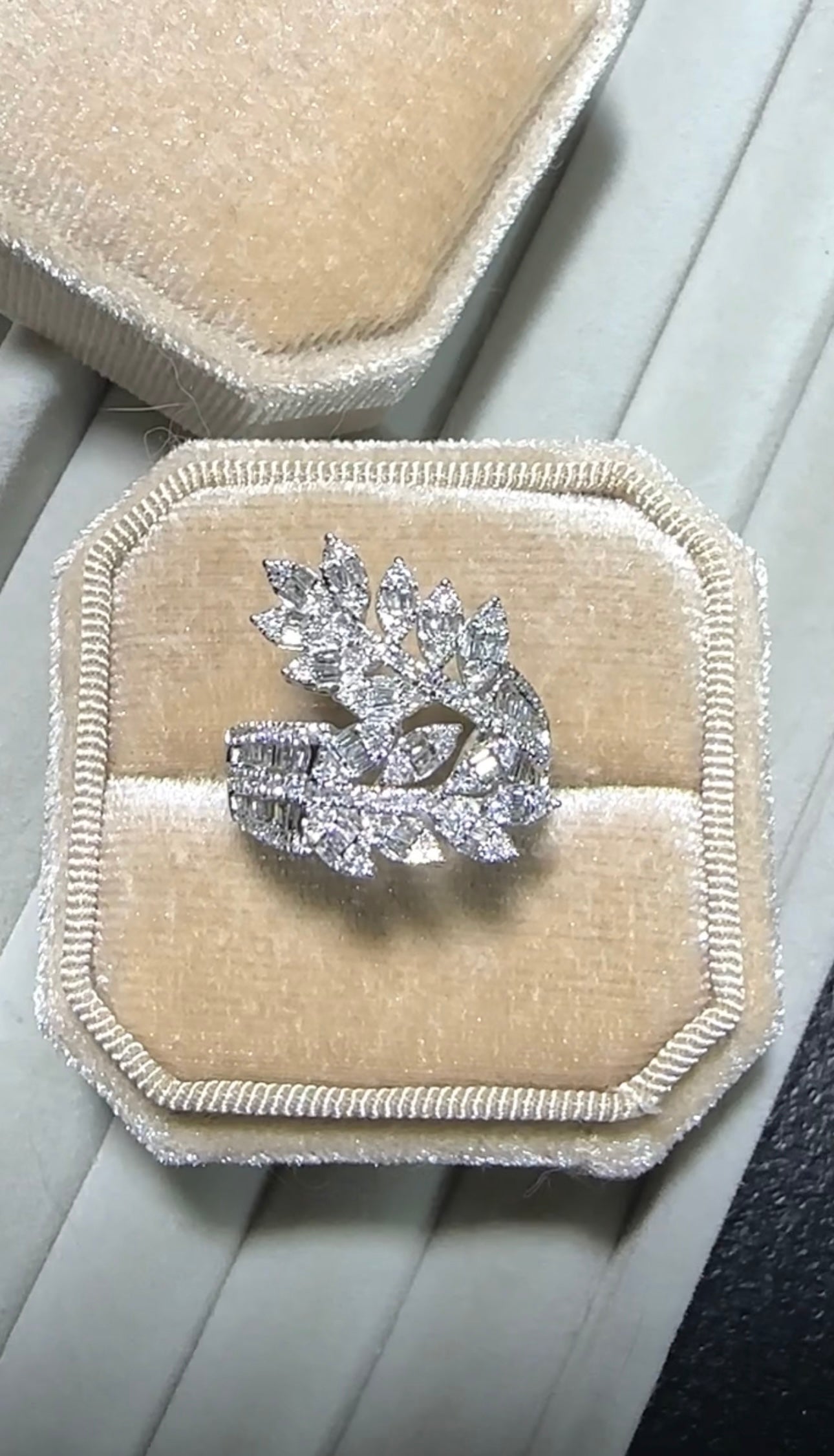 AVERY Leaf Design Diamond Ring