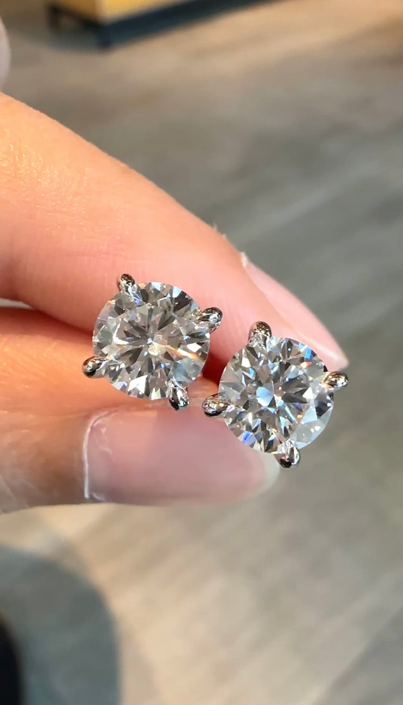 Asia 1-Carat Round Diamond Earrings