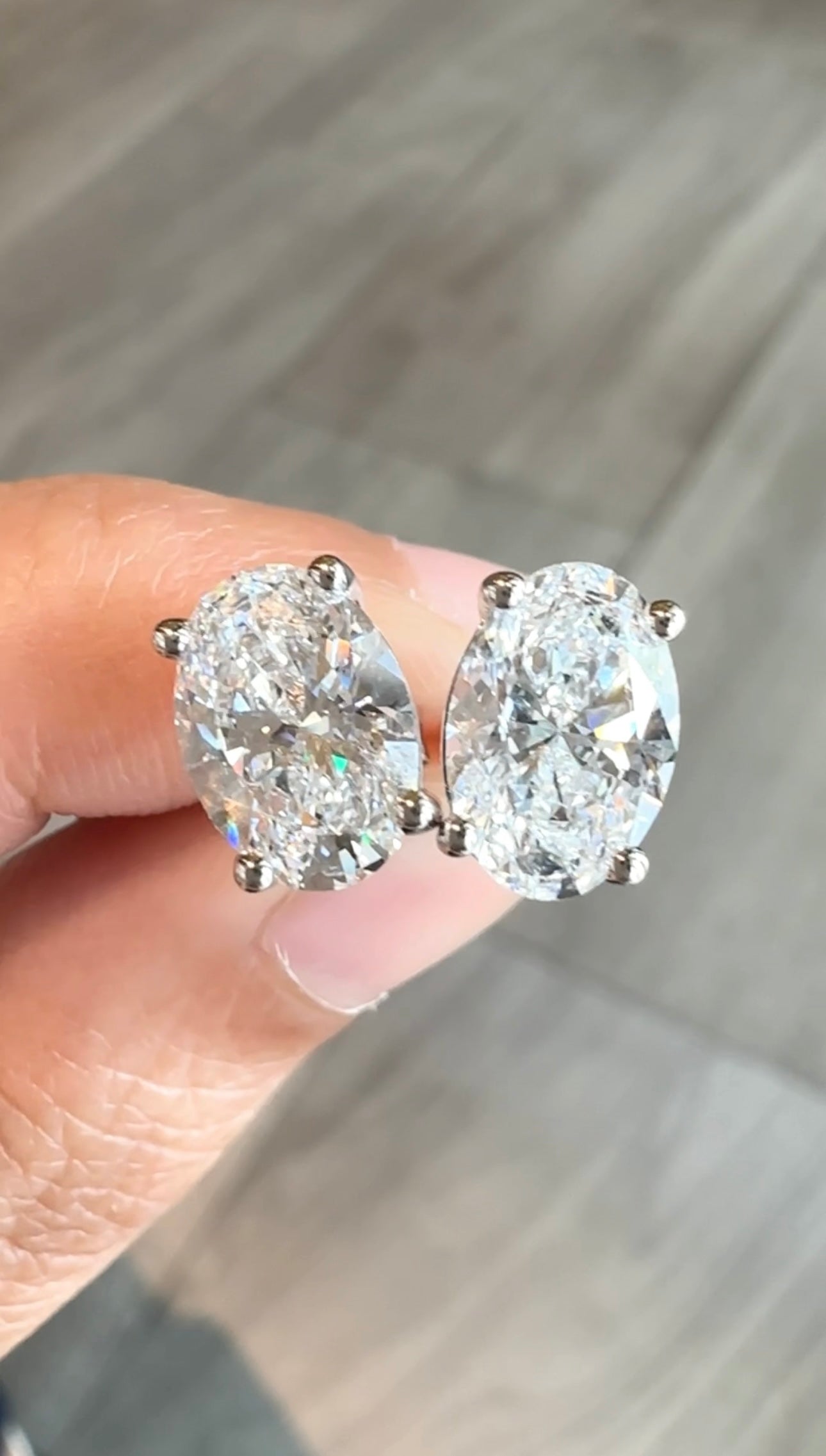 Ava 2-Carat Oval Stud Earrings