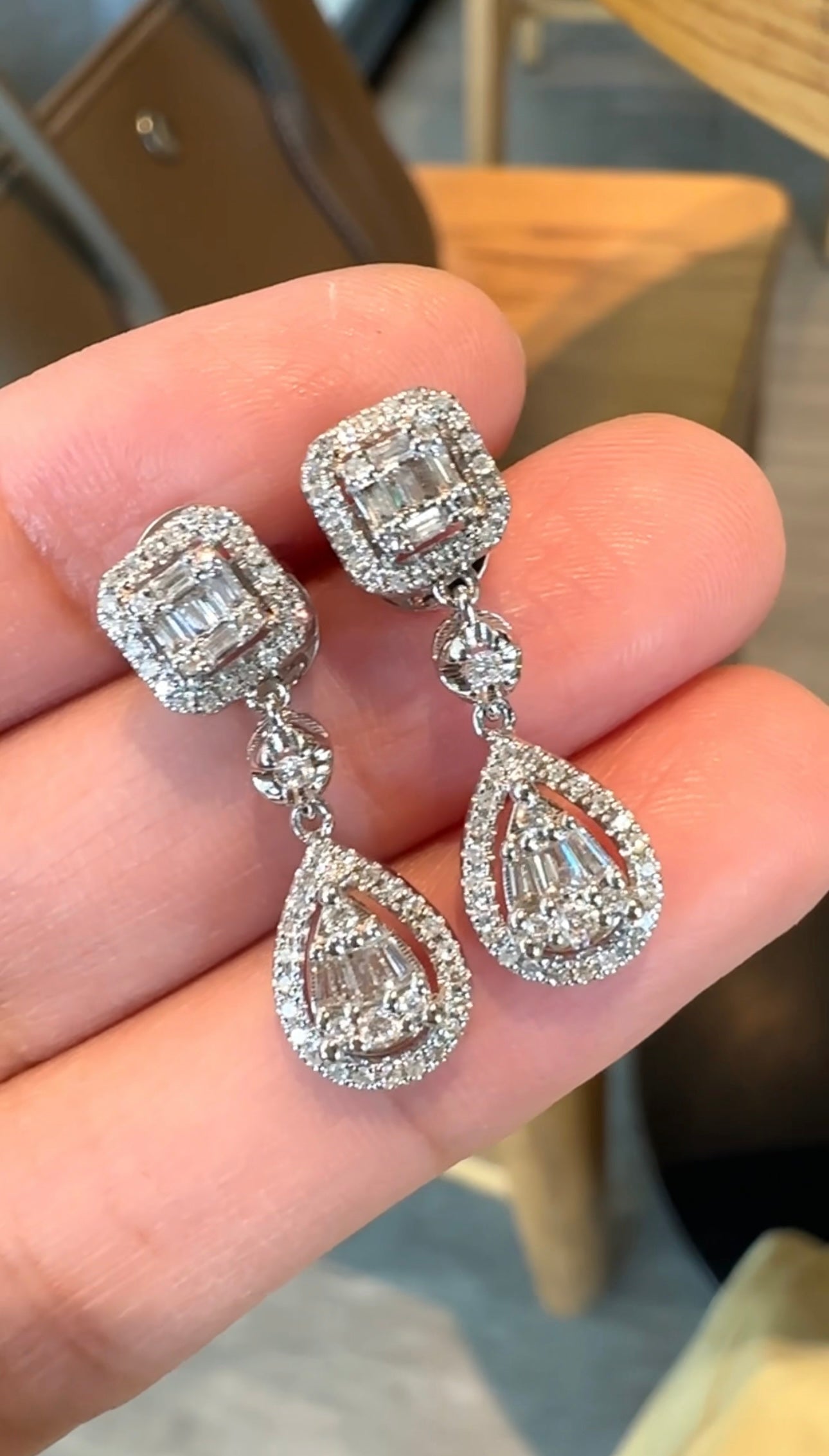 COLLEEN Dangling Earrings