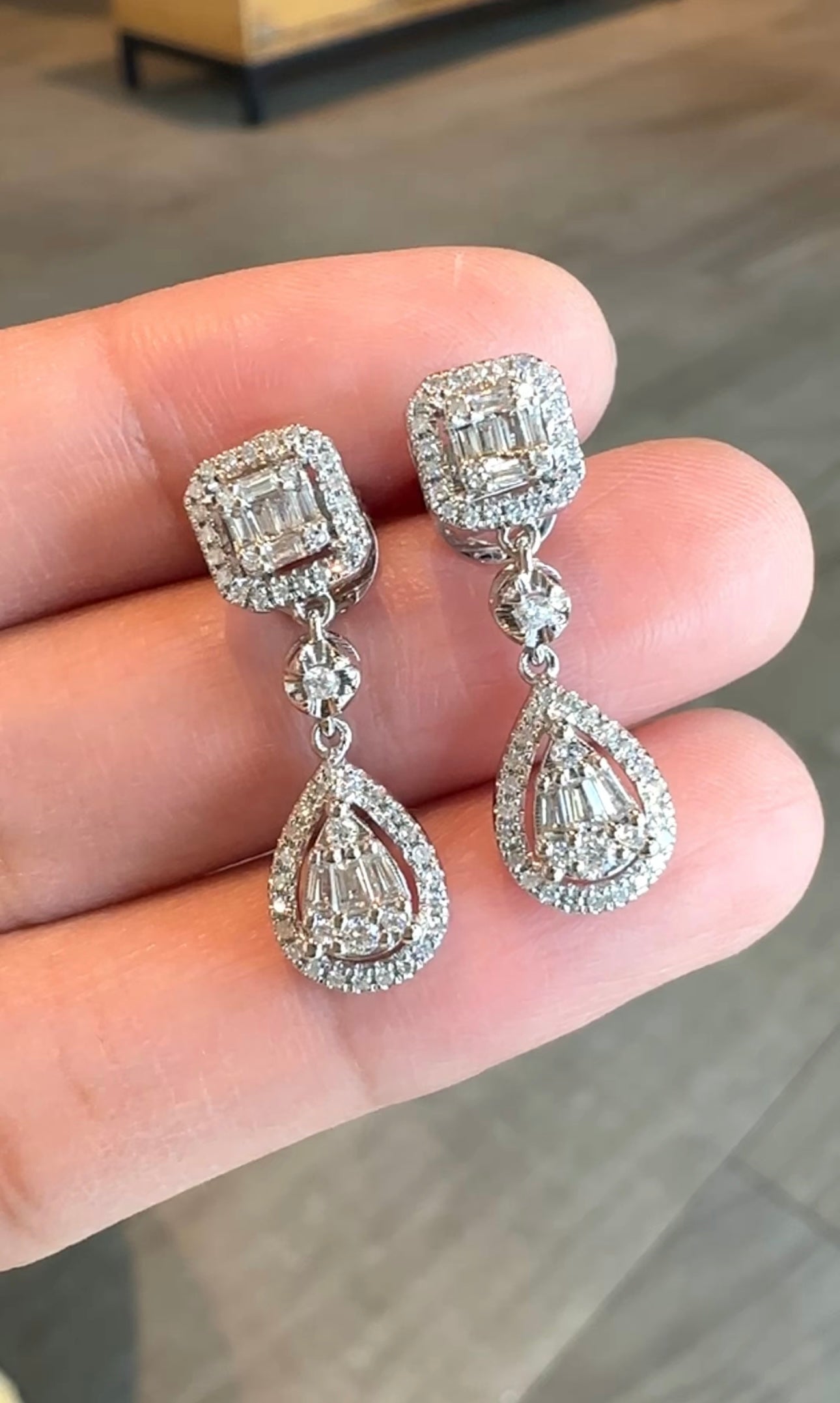 COLLEEN Dangling Earrings