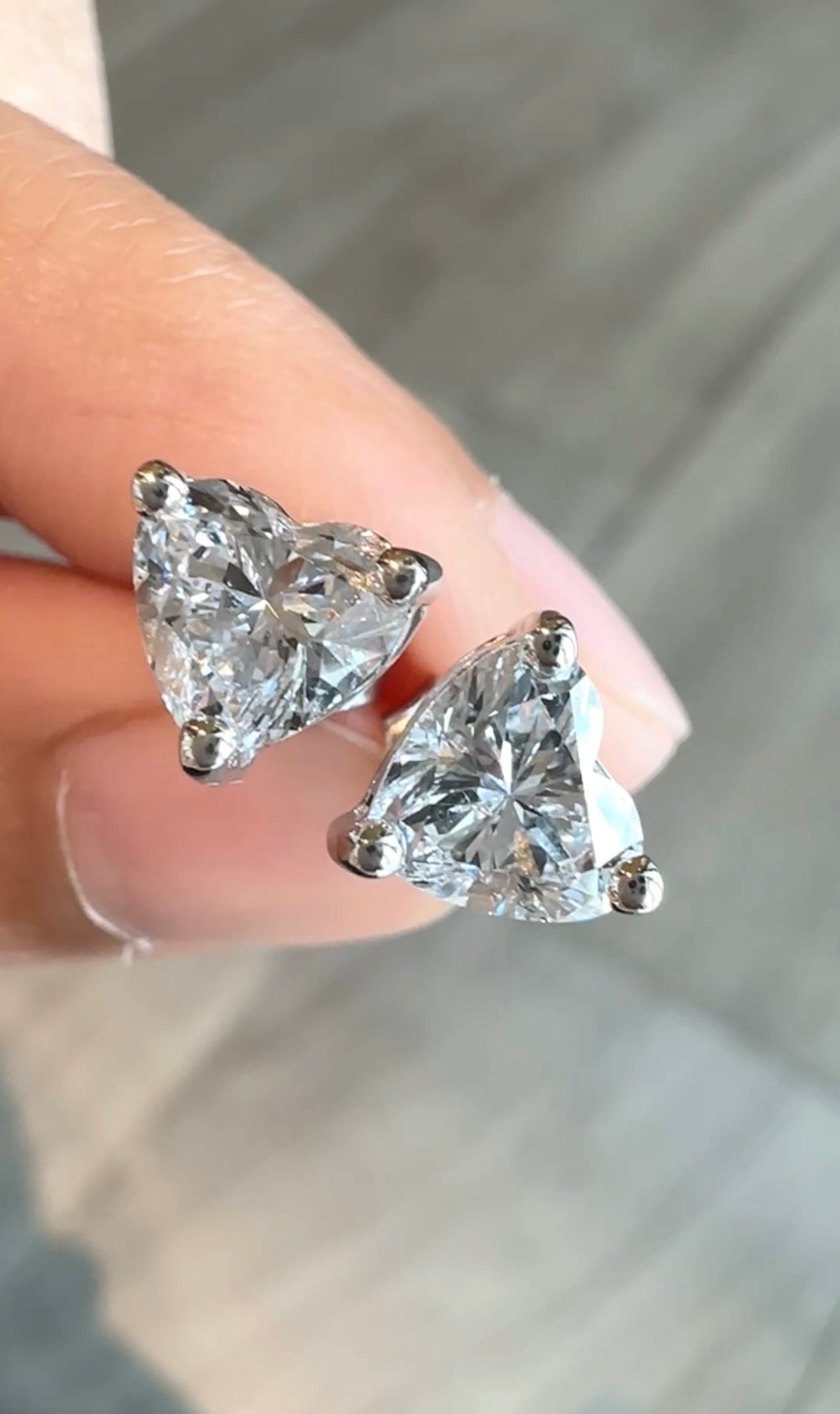 Hana 1-Carat Heart Earrings