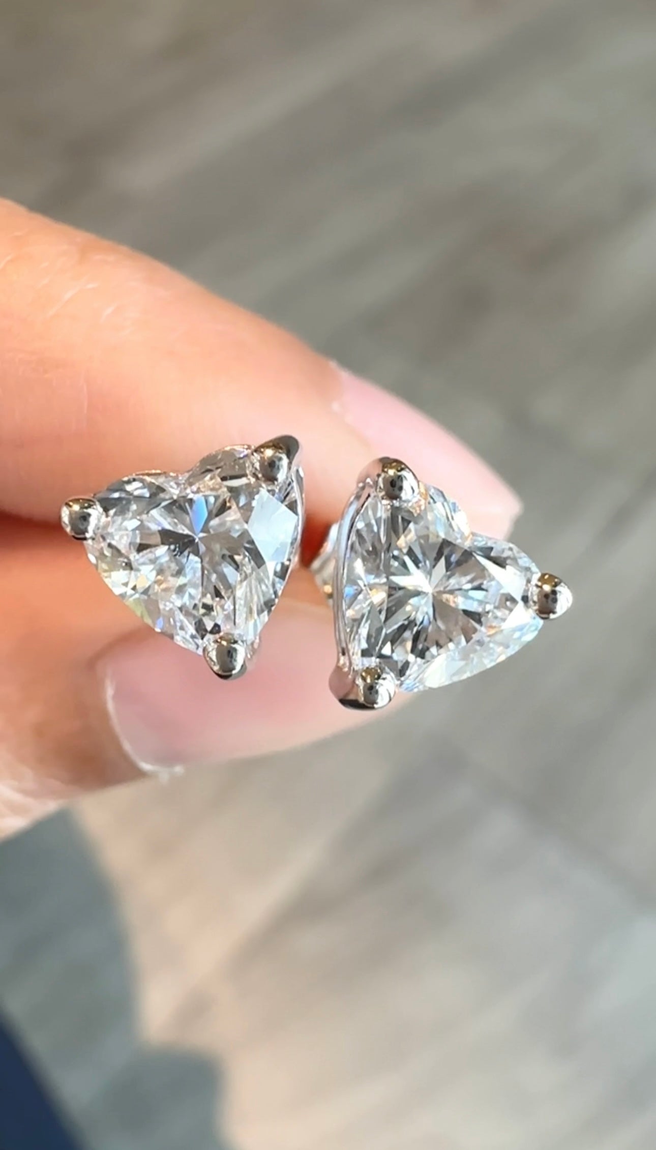 Hana 1-Carat Heart Earrings